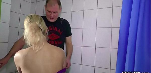 Junge schlanke Tochter fickt den Handwerker wenn Eltern weg